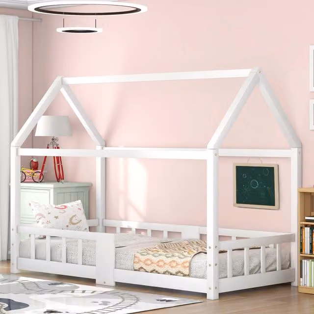 Letto a casetta OKWISH per bambini in legno massiccio bianco con lavagna e barriera, L/P/H: 207 x 90 x 140,5 cm