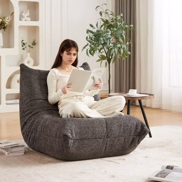 Divano da pavimento stile Togo Minimal in tessuto chenille grigio con schiuma memory