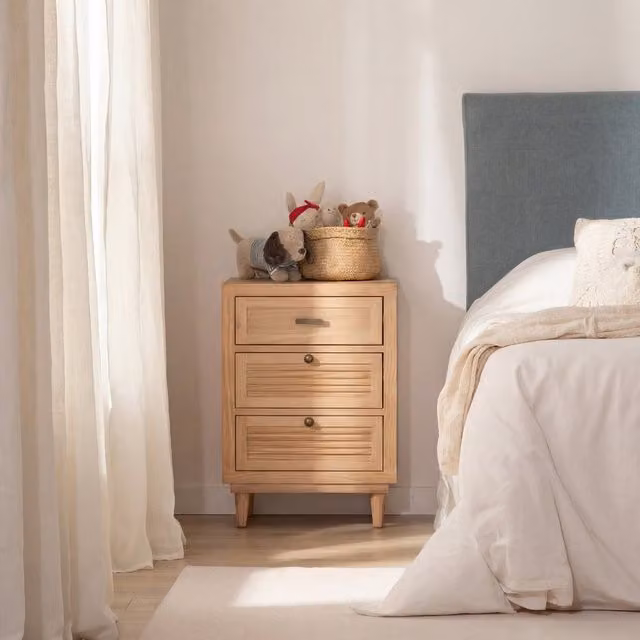 Comodino per bambini Banak in legno stile scandinavo colore beige e sabbia