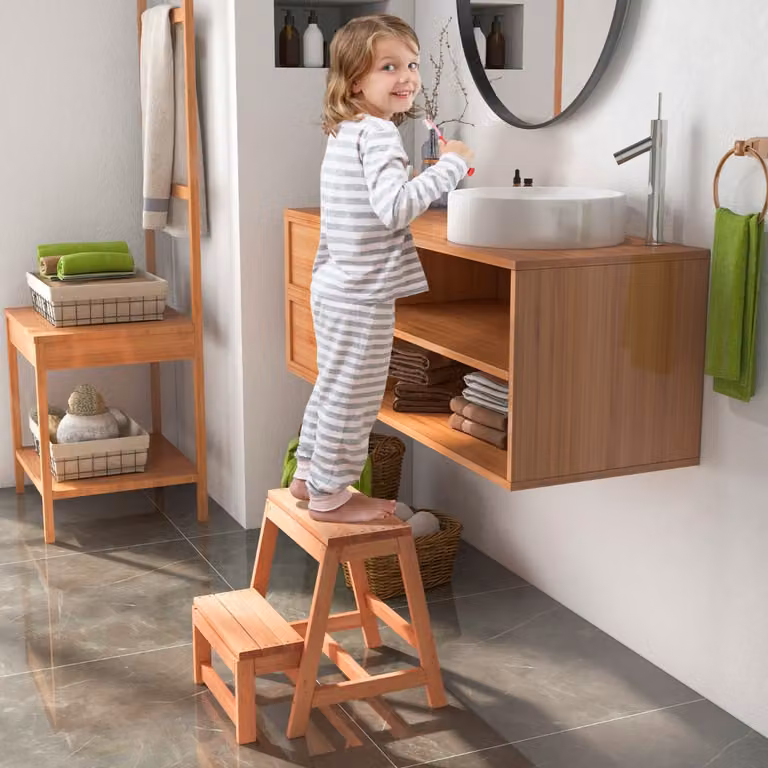 Sgabello pieghevole a 2 scalini Costway in legno naturale marrone per bambini e cucina
