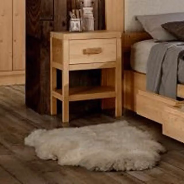 Comodino Sira KIVIO in legno massiccio di abete laccato beige con cassetti soft close
