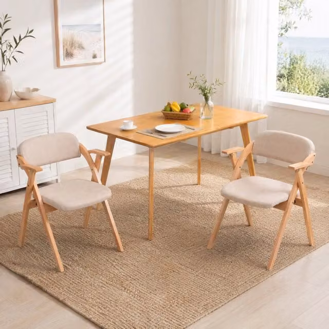 Set da 2 sedie pieghevoli OKWISH in legno massiccio con braccioli e seduta imbottita in tessuto beige
