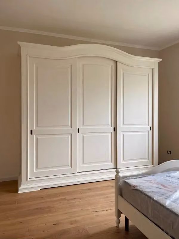 Armadio classico in legno bianco con 3 porte scorrevoli Mobili 2G L/P/H: 294 x 68 x 265 cm