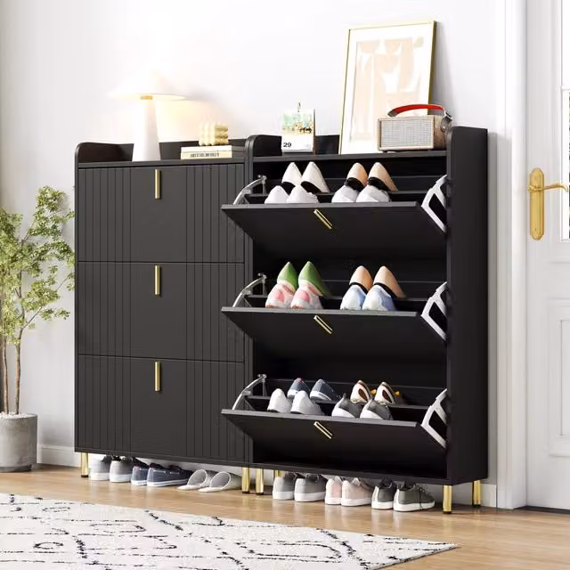 Scarpiera moderna con 3 ante ribaltabili e ripiani interni, struttura in MDF e metallo, colore nero e oro, L/P/H: 80 x 23 x 123,5 cm