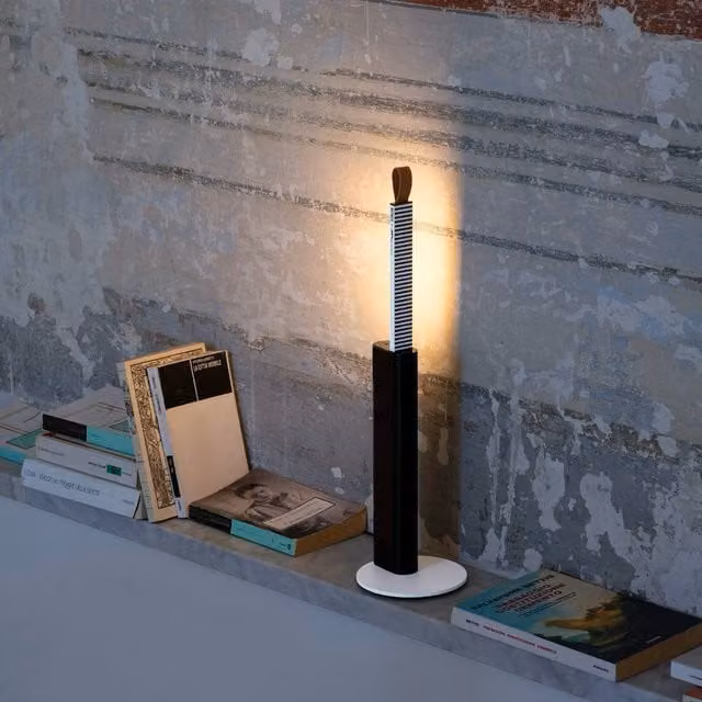 Martinelli Luce Metrica Lampada da tavolo LED in metallo e vetro disponibile in bianco o nero