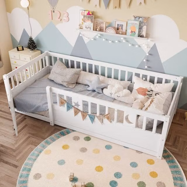 Letto per bambini OKWISH in legno di pino bianco con barriera di sicurezza e decorazioni luna e stelle, L/P/H: 90 x 190 x 55 cm