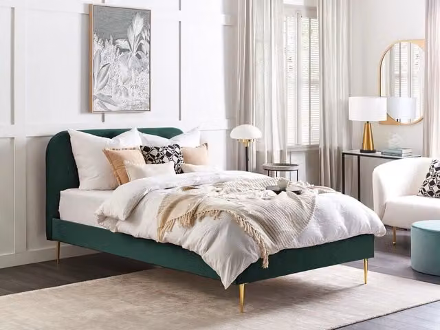 Letto Beliani in velluto verde con gambe dorate e rete a doghe in legno, design minimalista, L/P/H: 215 x 140 x 153 cm