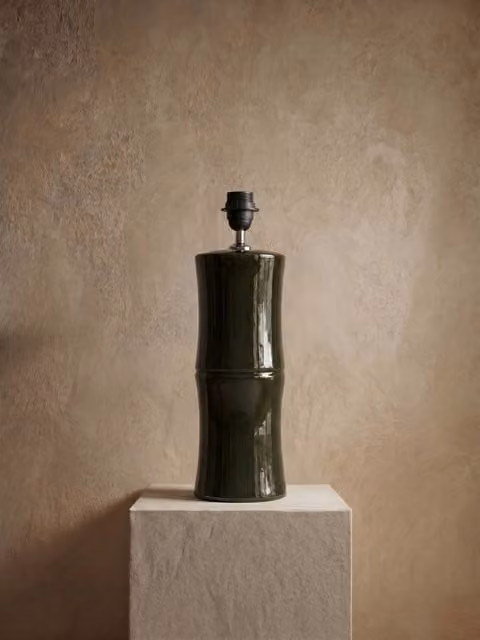 Base per lampada da tavolo in ceramica verde Kenay Home con design organico e moderno
