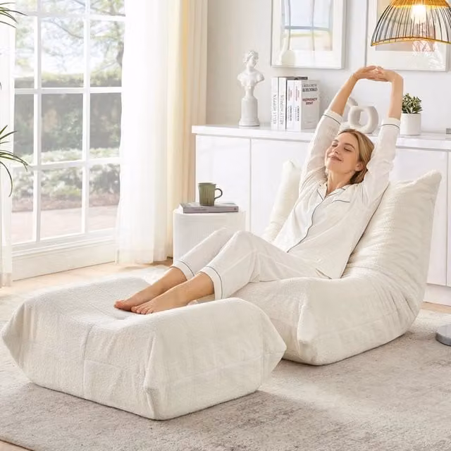 Poltrona da pavimento con poggiapiedi MINIMAL beige in tessuto boucle effetto teddy per il tuo relax