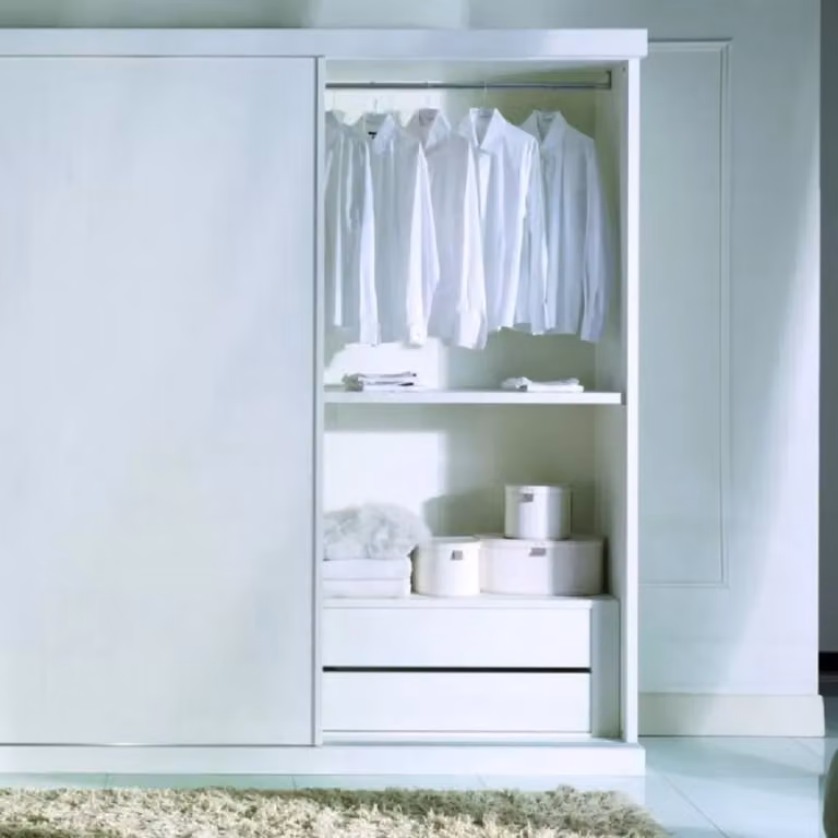 Armadio moderno con 2 porte scorrevoli in legno di frassino bianco Mobili 2G L/P/H: 287 x 67 x 258 cm