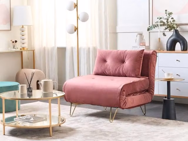 Divano letto singolo BELIANI in velluto rosa con gambe in metallo dorato e cuscino, modello pieghevole click-clack glamour per soggiorno