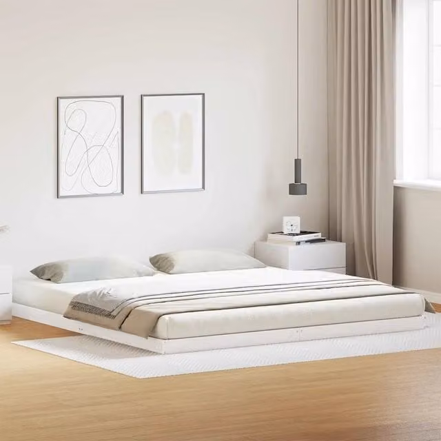 Struttura letto a terra con giroletto in pino massello bianco, design moderno, L/P/H: 213,5 x 204 x 9 cm