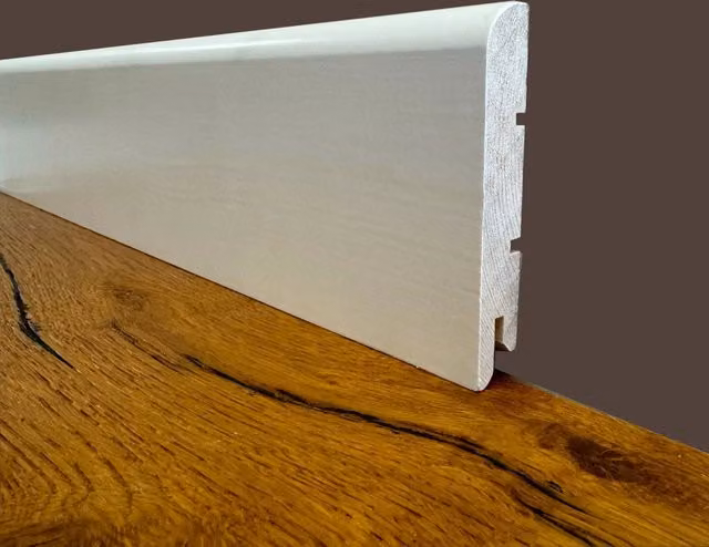 Battiscopa in legno massello di pino ETERNAL PARQUET BC, laccato bianco liscio, L: 240 cm, H: 9,1 cm, P: 1,5 cm