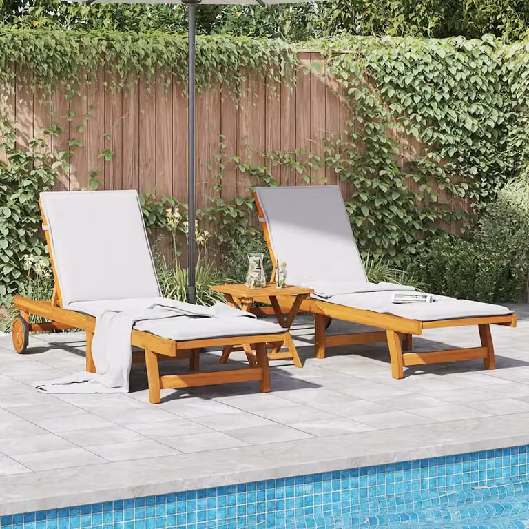 Set di 2 lettini prendisole con tavolino vidaXL in legno di acacia oliato marrone e bianco per giardino e terrazza