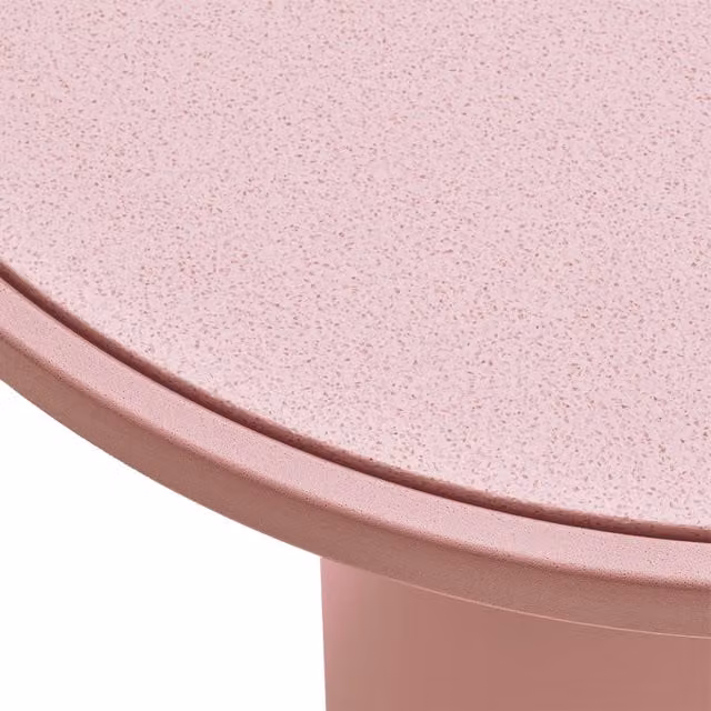 Tavolo basso rotondo Qeeboo Toto rosa con base a colonna centrale e piano in vetro opaco