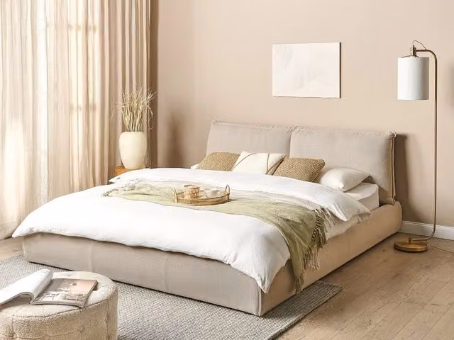 Letto matrimoniale Beliani in tessuto beige con testiera imbottita e base in MDF, stile classico, L/P/H: 180 x 200 x 90 cm
