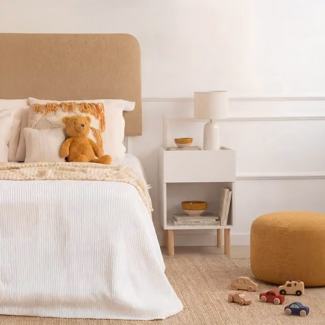 Comodino infantile Banak in stile scandinavo bianco e beige