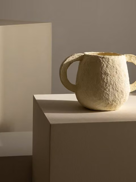 Lume vaso da tavolo Kenay Home bianco e beige in ceramica e tessuto con design minimalista rotondo, H: 15 cm, L: 15 cm, P: 13 cm