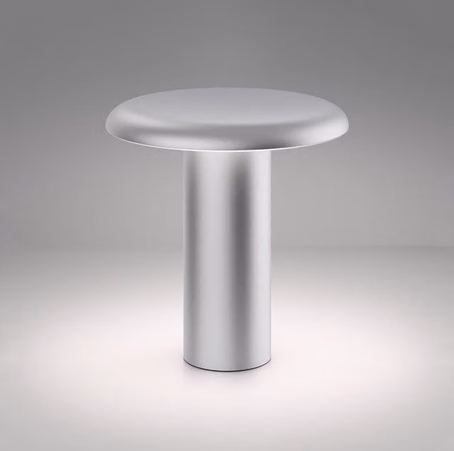 Artemide Takku Lampada da tavolo ricaricabile a LED con controllo touch, disponibile in bianco o grigio
