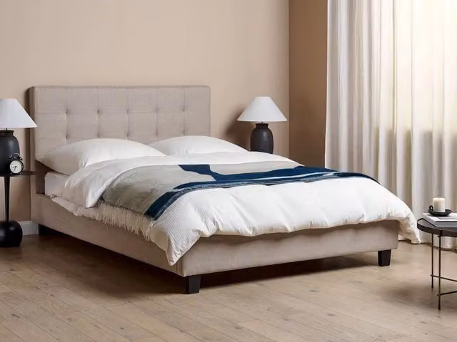 Letto imbottito Beliani Glamour in tessuto grigio con rete a doghe arcuate L/P/H: 218 x 140 x 280 cm