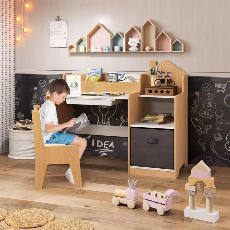 Set scrivania e sedia per bambini Costway in legno naturale con mensole e cassetto beige in stile scandinavo