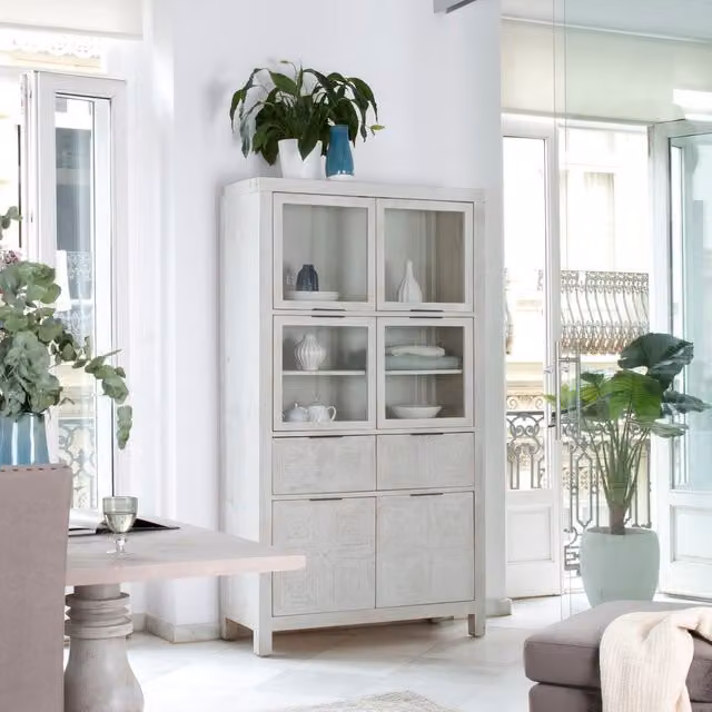 Vetrina Banak in legno e vetro con ante in stile shabby chic, colore bianco e rovere wild, L: 108 cm, P: 108 cm, H: 196 cm