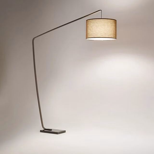 Piantana ad arco Perenz Zoe in metallo e marmo con paralume in tessuto, disponibile in nero, bronzo o beige, con attacco E27, H 185 cm, L 165 cm, P 65 cm
