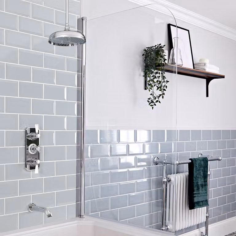 Sistema Termostatico Elizabeth HudsonReed per Doccia e Vasca con Soffione da 300mm, Erogatore e Braccio a Soffitto, Cromo e Bianco