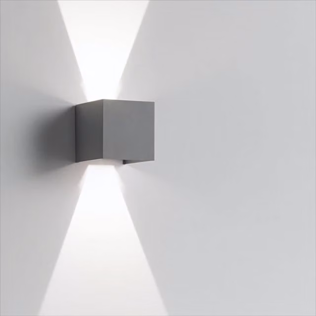 Applique da esterno Isy Cube in alluminio grigio con tecnologia LED regolabile up/down e protezione IP54