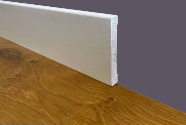 Battiscopa in legno massello di pino ETERNAL PARQUET laccato bianco 70 x 10 cm