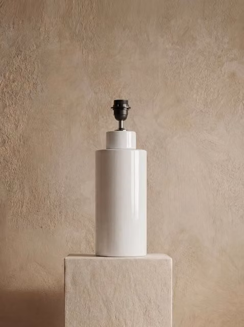 Base cilindrica per lampada in ceramica bianca Kenay Home con stile minimalista
