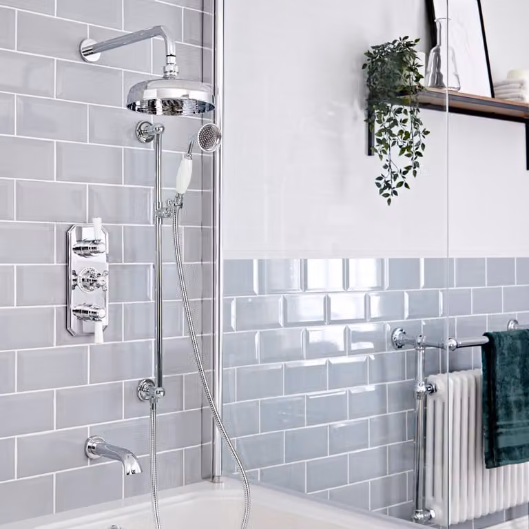 Set Doccia Termostatica HudsonReed con Soffione Rain Ø200mm, Erogatore Vasca e Asta Saliscendi, Colore Cromo e Bianco
