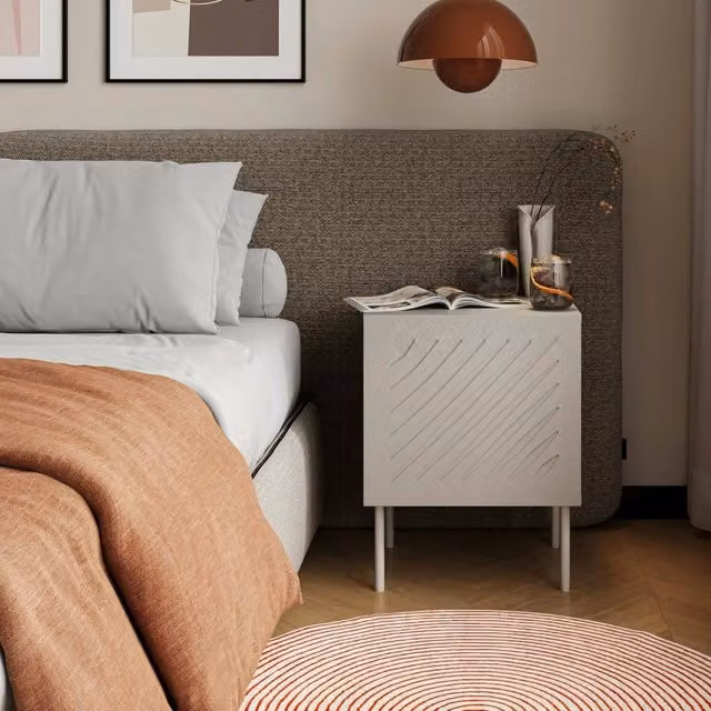 Set di 2 comodini Viano DMORA beige con cassetto e vano interno, design moderno con dettaglio geometrico, L 45 cm x P 42 cm x H 59 cm