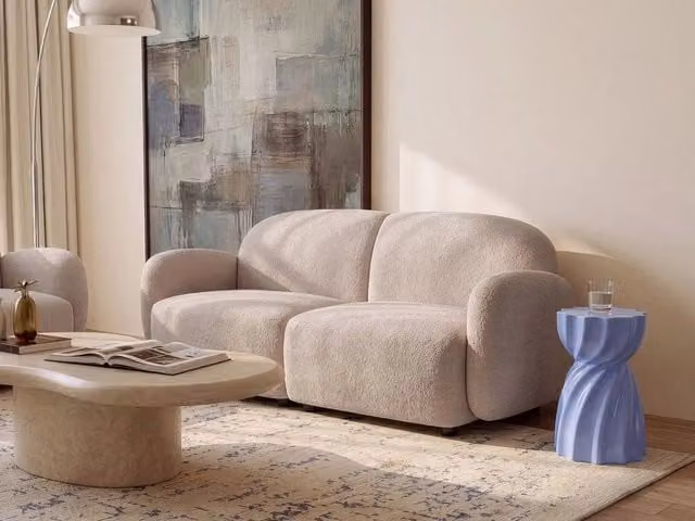 Divano a 3 posti BELIANI in stile retrò con rivestimento in bouclé beige e gambe in legno e plastica per il tuo soggiorno L: 183 cm, P: 82 cm, H: 77 cm