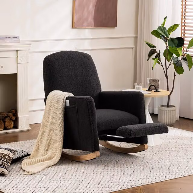 Poltrona a dondolo con poggiapiedi OKWISH in tessuto boucle grigio antracite e struttura in legno massello per soggiorno moderno, L: 126 cm, P: 98 cm, H: 67 cm