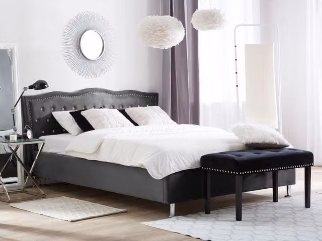 Letto matrimoniale Beliani con contenitore a sollevamento, rivestimento in tessuto grigio, struttura imbottita con finiture a bottoni e cristalli, L/P/H: 140 x 200 x 102 cm
