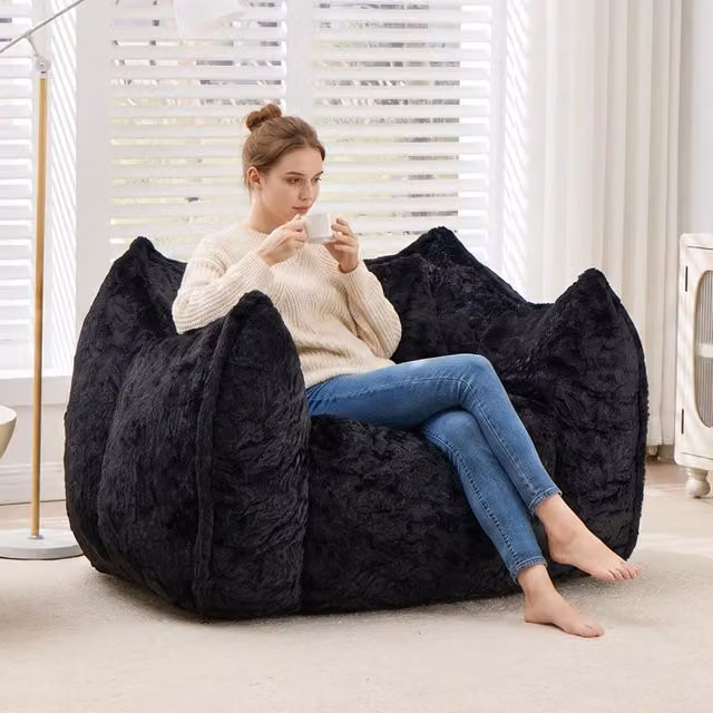 Pouf poltrona OKWISH in ecopelle e tessuto nero con design moderno e organico per soggiorno o camera da letto
