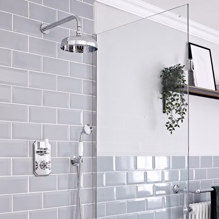 Sistema Termostatico Tradizionale HudsonReed per Doccia e Vasca con Soffione da 200mm, Doccetta e Braccio Murale in Ottone - Cromo e Bianco - Elizabeth