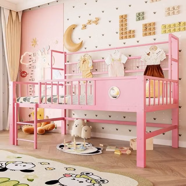 Letto a soppalco basso per bambini OKWISH in metallo e MDF rosa con griglia di sicurezza, asta appendiabiti e ripiano, L/P/H: 204 x 90 x 125,5 cm