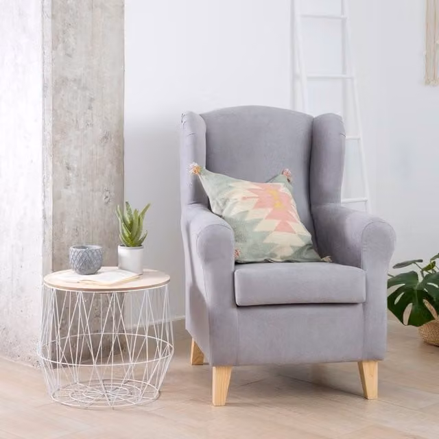 Poltrona Maya Banak in stile retro con struttura in legno massiccio e rivestimento in tessuto grigio, H: 72 cm, L: 103 cm