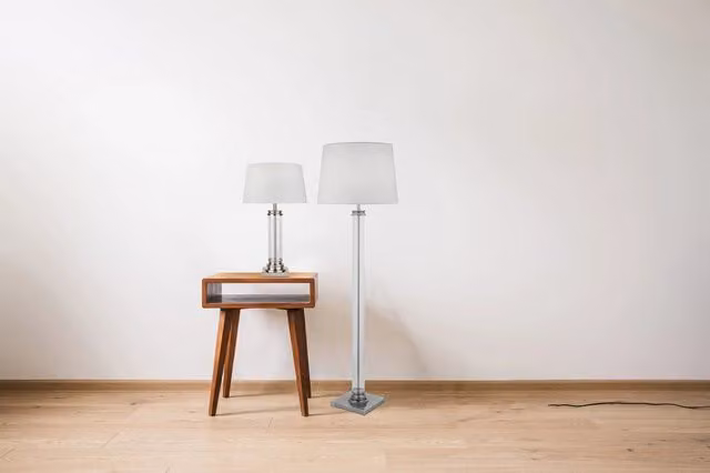 Lampada da scrivania contemporanea SEARCHLIGHT in acciaio argento e vetro trasparente con base a piedistallo e attacco E27