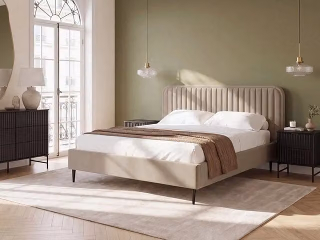 Letto matrimoniale Beliani in velluto beige con design moderno e gambe in metallo L/P/H: 140 x 200 x 102 cm