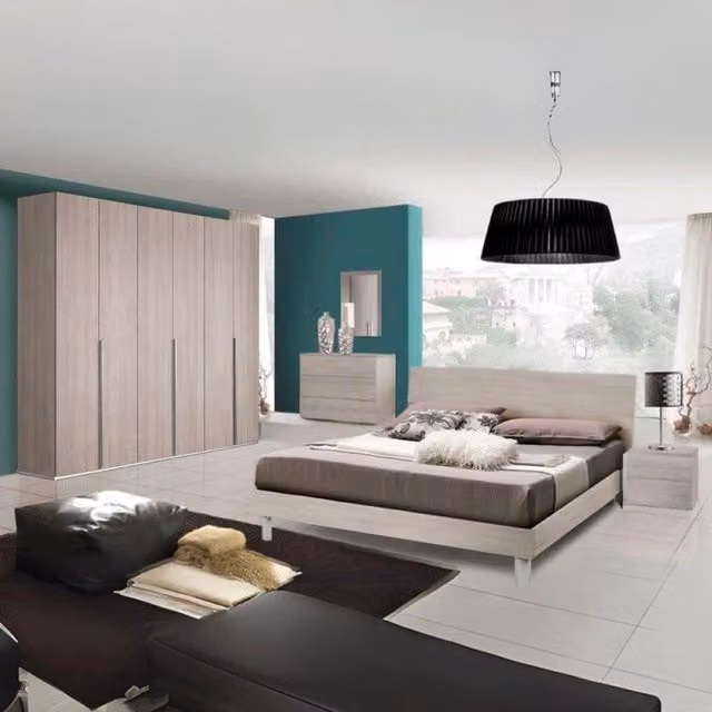 Completa la tua camera da letto con il set Urano in legno di frassino color beige, composto da struttura letto, comodino, armadio, cassettiera e specchio.